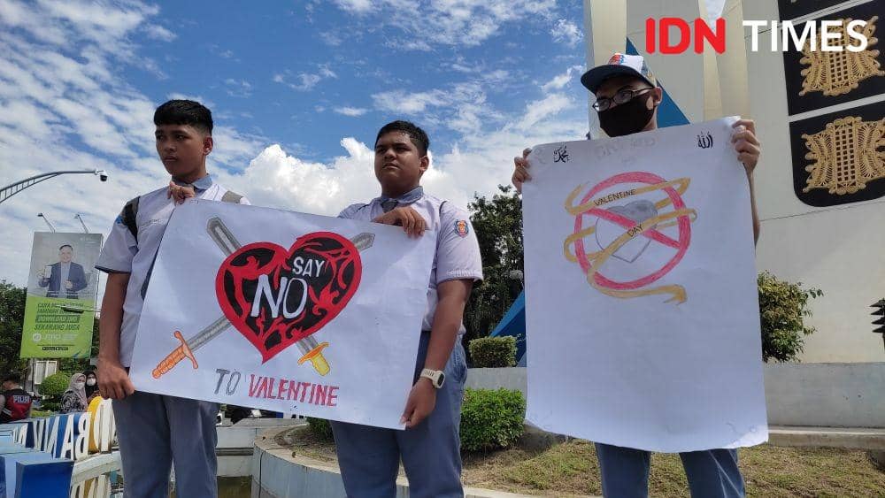 Siswa di Aceh sosialisasi tolak perayaan Valentine Day, di Bundaran Simpang Lima, Kota Banda Aceh, Aceh. (IDN Times/Muhammad Saifullah)