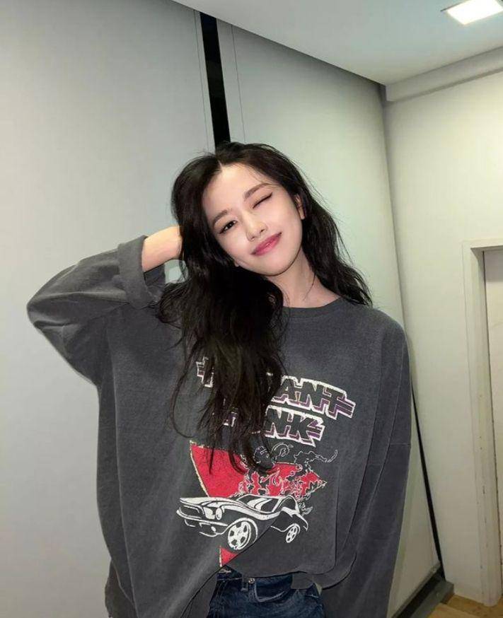 Padu padan celana jeans member IVE (instagram.com/yujin.ives)