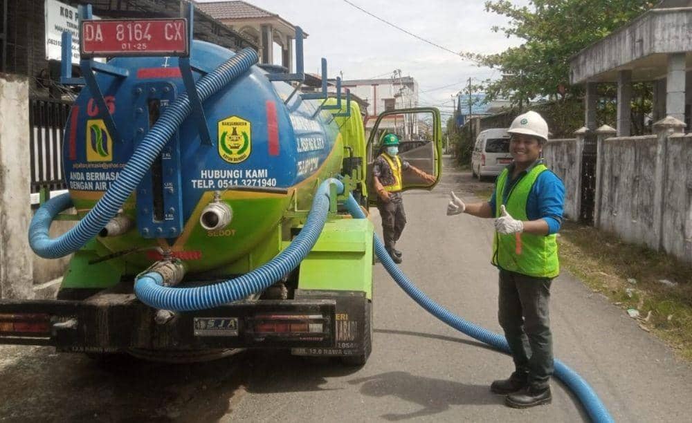 Proses pengambilan limbah tinja oleh Perumda PALD.