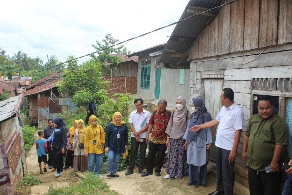 Tim LPKS dan PPA Jambi saat menemui orang tua korban pelecehan seksual anak di Jambi Senin (13/2/2023). (Foto/Dedy Nurdin)