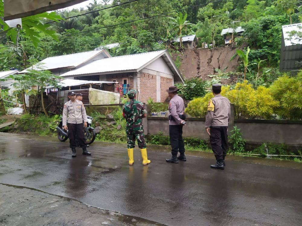 Polisi dan TNI turun meninjau lokasi tanah longsor di Desa Mekarsari Kecamatan Gunungsari Lombok Barat. (dok. Polresta Mataram)