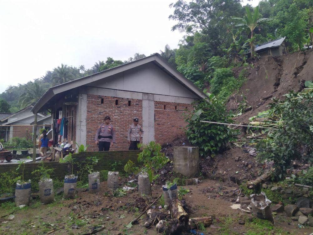 Tanah longsor menerjang rumah warga di Desa Mekarsari Kecamatan Gunungsari Lombok Barat, Senin (13/2/2023). (dok. Polresta Mataram)