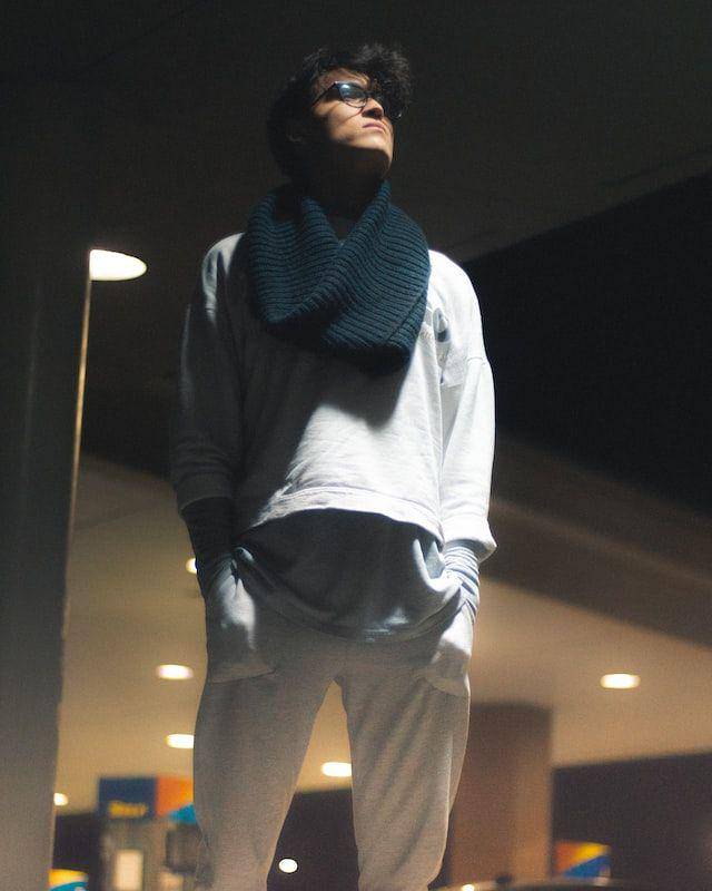 Style pakai scarf untuk cowok (unsplash/Joseph Frank)