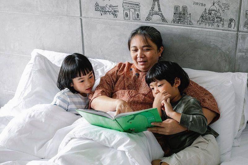 ilustrasi ibu membacakan dongeng untuk anak (pexels.com/Alex Green)