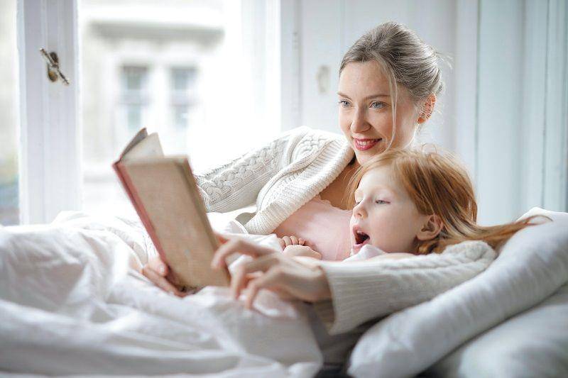 ilustrasi ibu membacakan dongeng untuk anak (pexels.com/Andrea Piacquadio)
