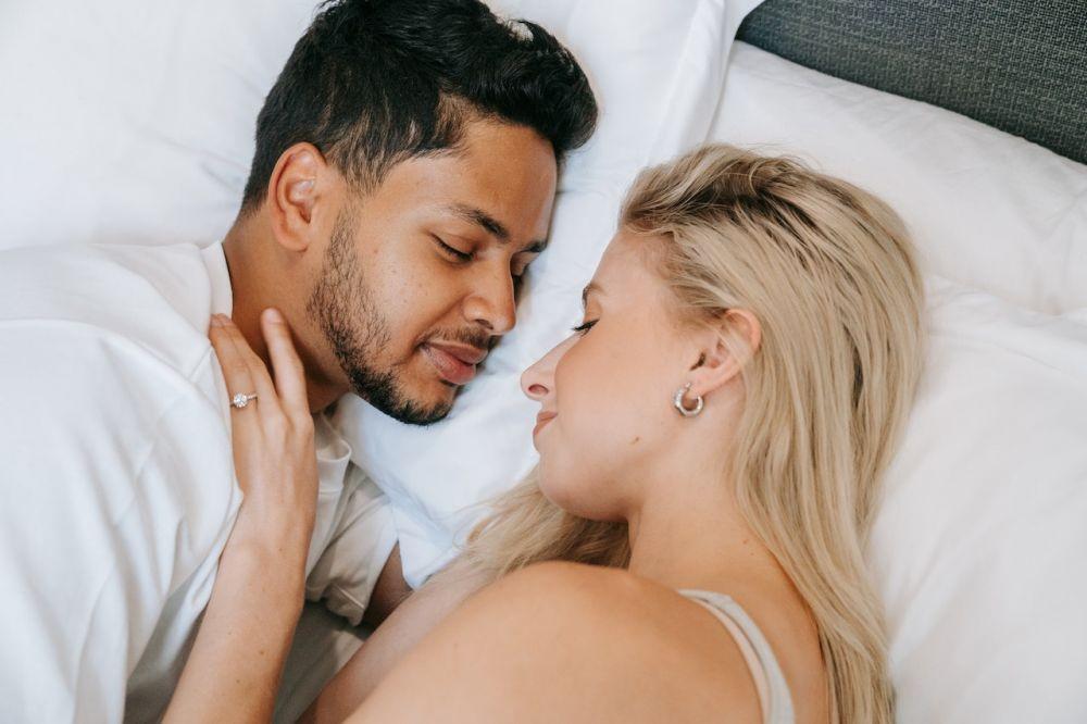 6 Posisi Seks Valentine yang Bikin Hubungan Makin Intim