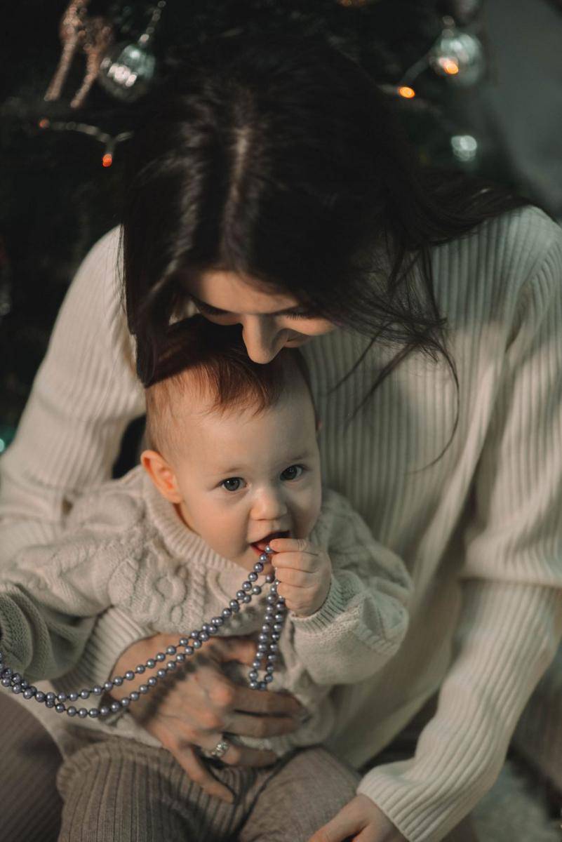 ilustrasi memangku bayi (pexels.com/Galina Yarovaya)