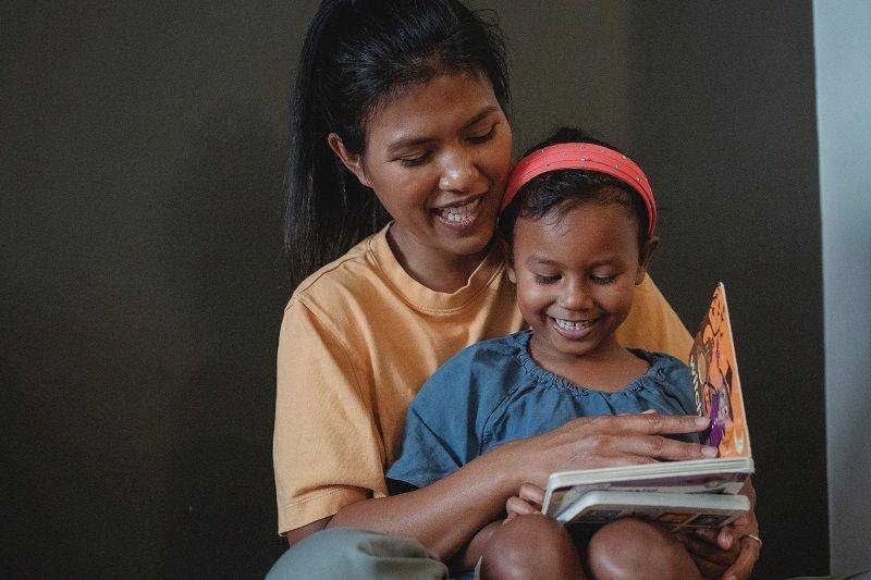 ilustrasi ibu dan anak membaca dongeng (pexels.com/Kamaji Ogino)