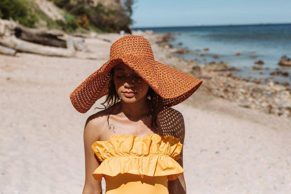 ilustrasi wanita menggunakan floppy hat (pexels.com/Karolina Grabowska)