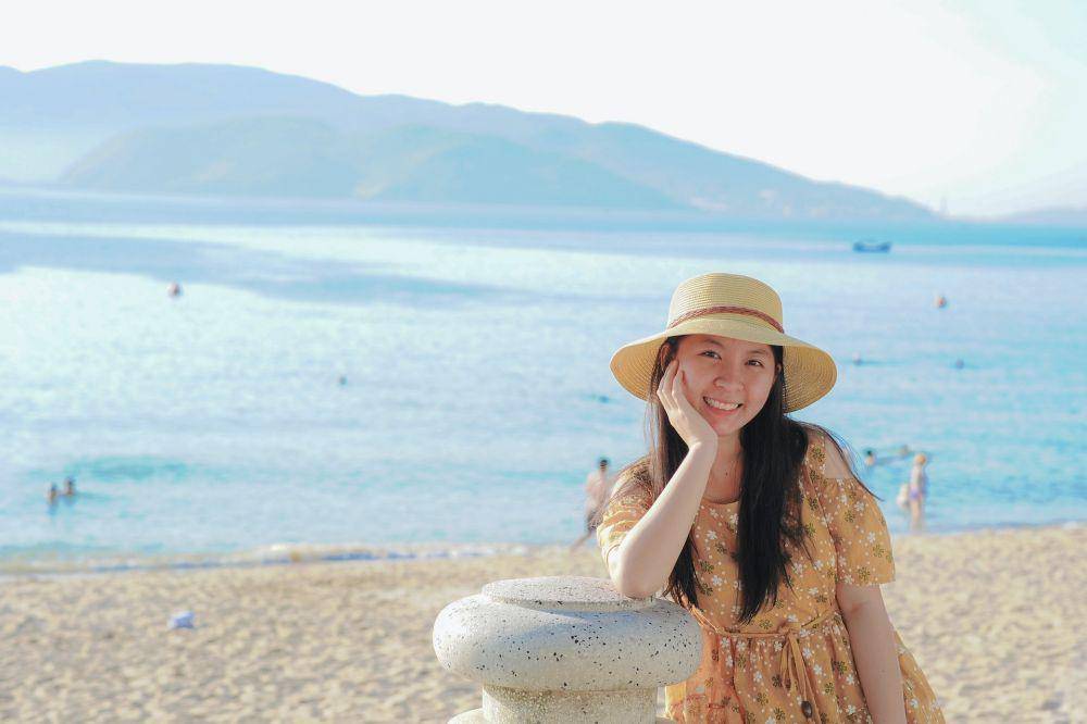 ilustrasi seorang wanita menggunakan topi pantai (pexels.com/Min An)