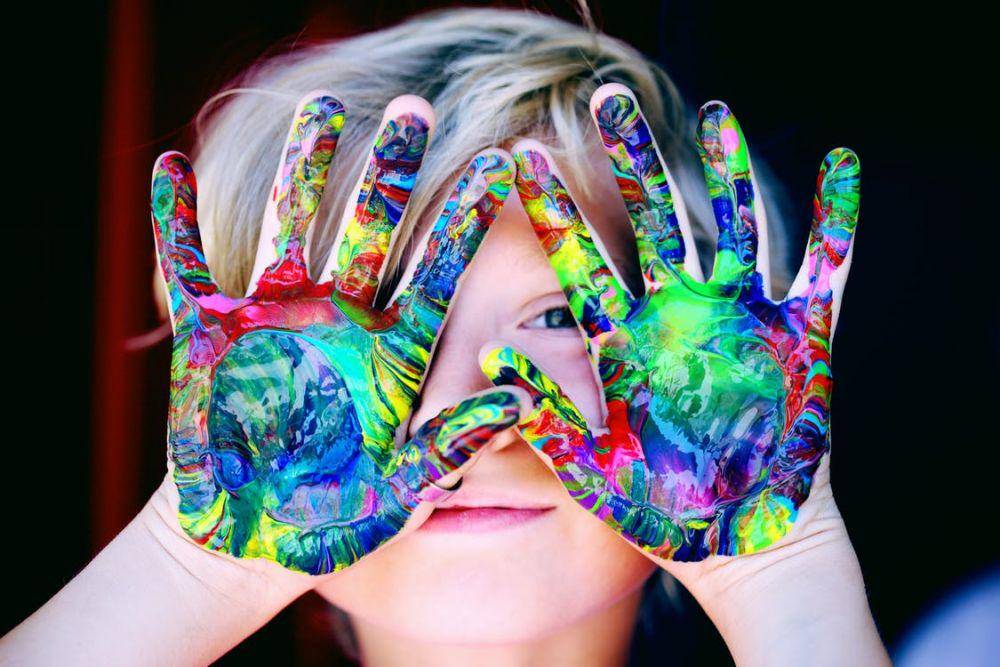ilustrasi tangan anak kecil penuh warna (pexels.com/Alexander Grey)