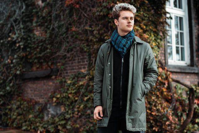 Style pakai scarf untuk cowok (unsplash/Popescu Vlad)