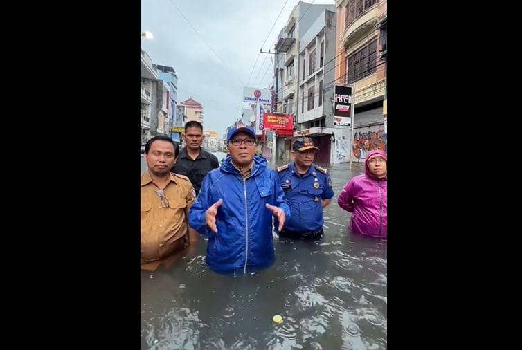 Waspada, Ketinggian Banjir di Makassar Mencapai Satu Meter