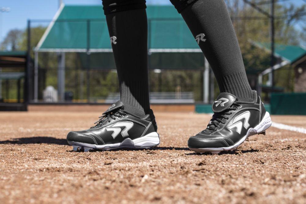 Sepatu pool atau cleats, disebut juga sepatu softball (ringor.com)