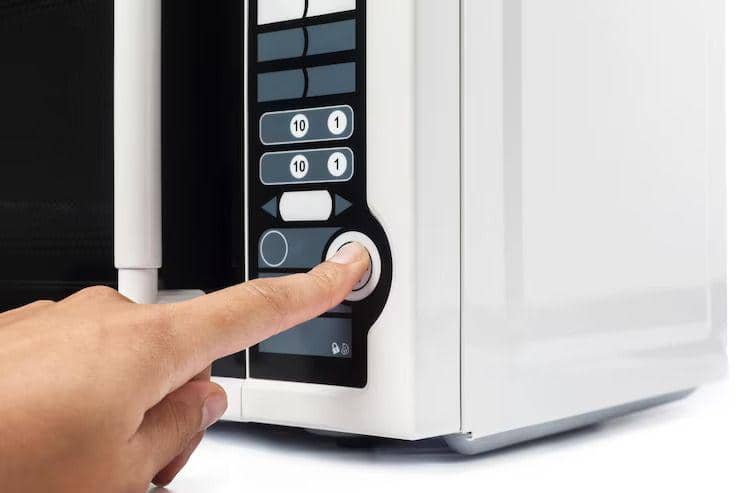ilustrasi atur waktu saat memasak dengan microwave (freepik.com/fabrikasimf)
