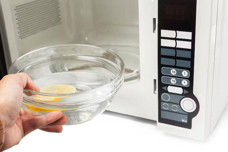 ilustrasi menggunakan wadah yang tepat saat memasak dengan microwave (freepik.com/fabrikasimf)
