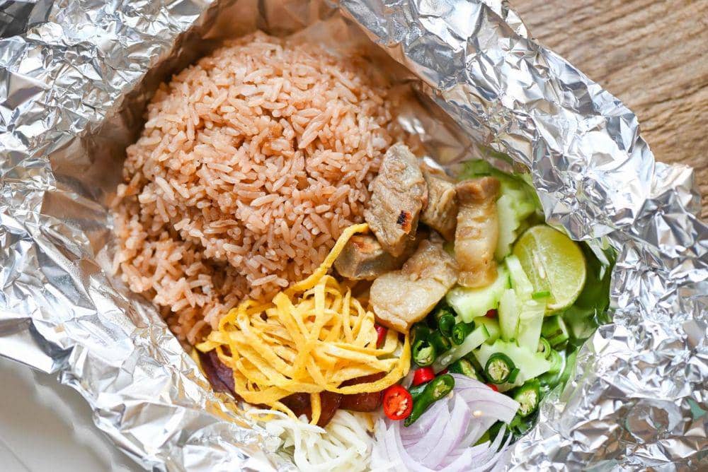 ilustrasi menutup makanan dengan aluminum foil (vecteezy.com/bigcxlotus)