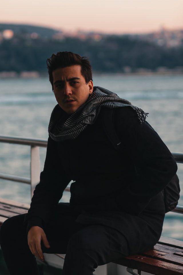 Style pakai scarf untuk cowok (unsplash/Tolga Ahmetler)