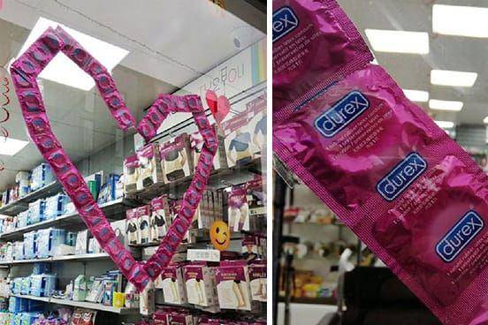 hiasan absurd di toko saat valentine (reddit.com/Bcurios)