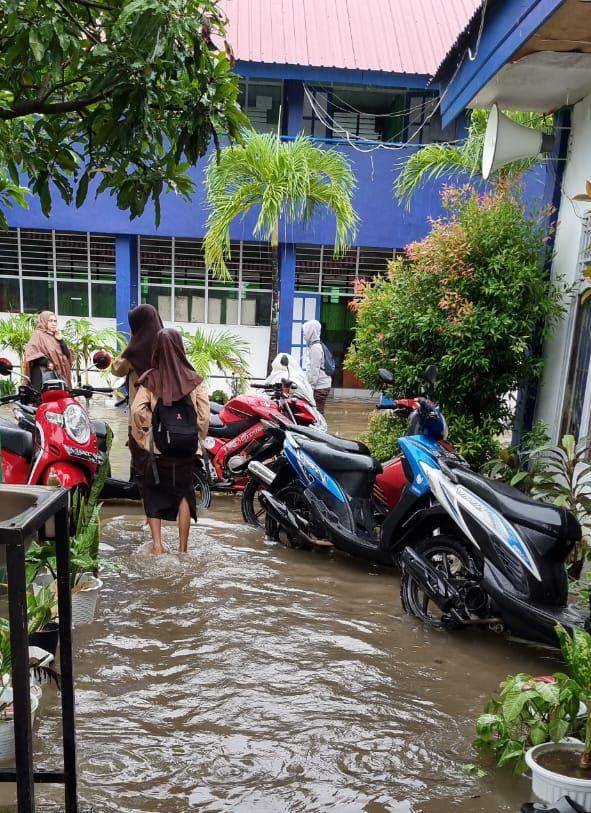 Banjir mengenangi sebuah kawasan sekolah di Makassar, Senin (13/2/2023). Dok. Dinas Pendidikan Makassar