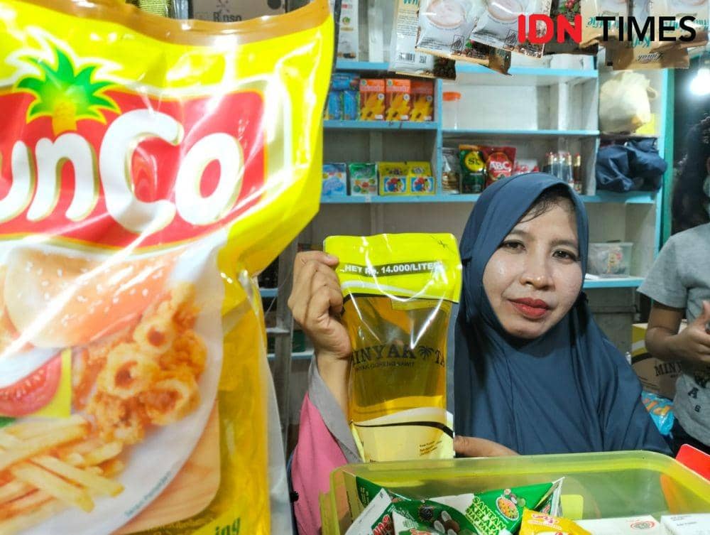 Pedagang Minyakita di pasar Surabaya. (IDN Times/Khusnul Hasana).