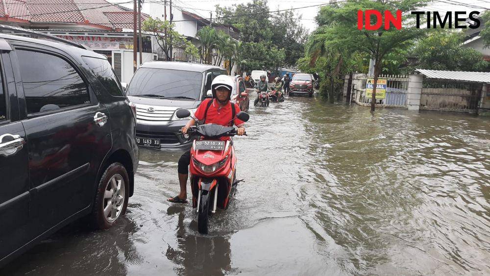 Pengendara berupaya melintasi banjir di Jalan Raya Pendidikan, Kecamatan Rappocini, Kota Makassar, Senin (13/2/2023). (IDN Times/Dahrul Amri)