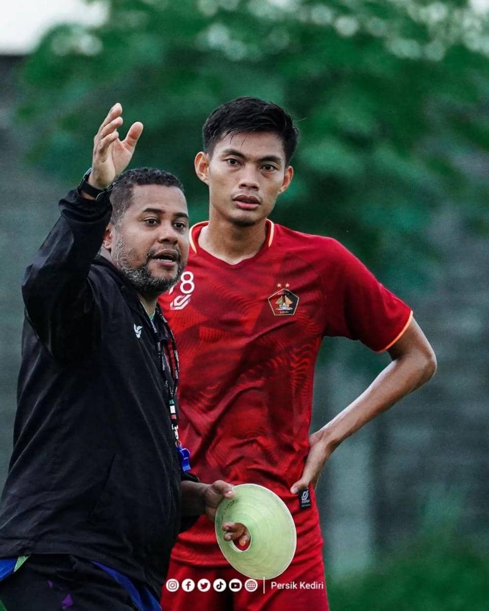 Pelatih Persik Kediri, Divaldo Alves saat memimpin latihan. instagram.com/persikfcoffcial