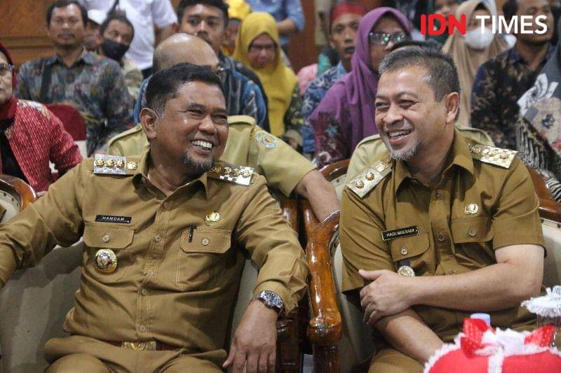 Wagub Kaltim Hadi Mulyadi dan Bupati PPU Hamdam disela-sela penyerahan bantuan alat usaha UMKM serta IKM PPU dan Paser, Senin 13/2/2023 (IDN Times/Ervan)