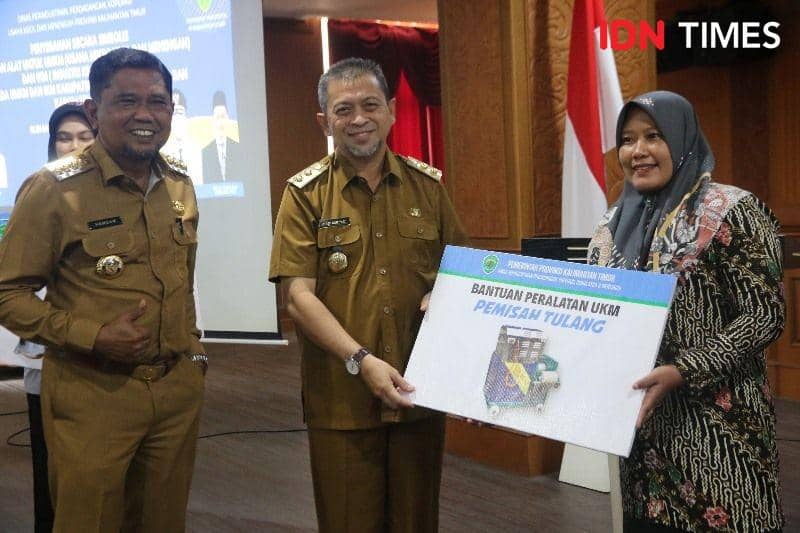 Kemenkeu Menyerahkan Alat Usaha bagi Pelaku Usaha Kecil di PPU