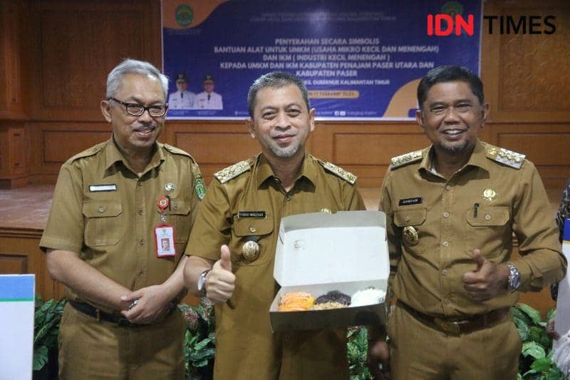 Wagub Kaltim Hadi Mulyadi Bupati PPU Hamdam dan Kadis Perindagkop dan UMKM Kaltim Muhammad Sa'duddin menikmati roti hasil UMKM, Senin 13/2/2023 (IDN Times/Ervan)