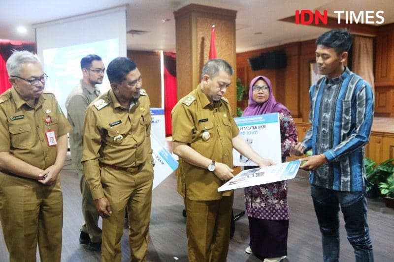 Wagub Kaltim Hadi Mulyadi didampingi Bupati PPU Hamdam serahkan bantuan alat usaha ke perwakilan pelaku UMKM dan IKM kabupaten PPU dan Kabupaten Paser, Senin 13/2/2023 (IDN Times/Ervan)