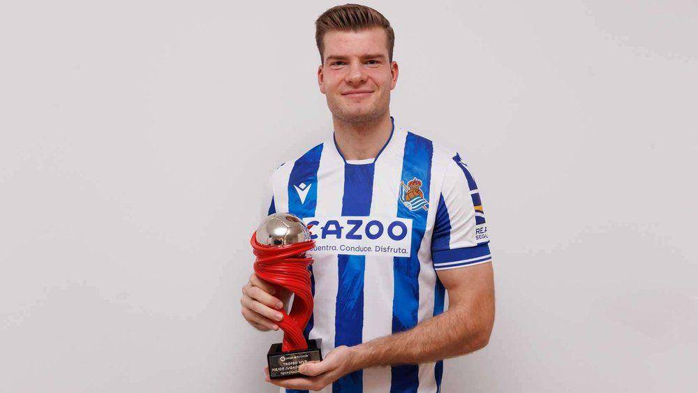 Alexander Sorloth memegang trofi LaLiga Player of the Month. (realsociedad.eus)