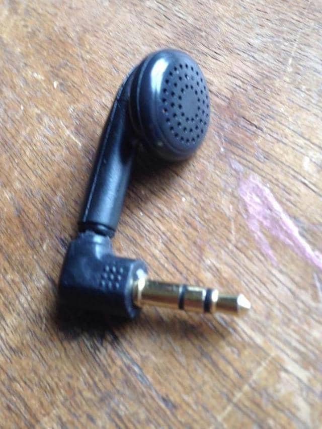bentuk earphone yang absurd (twitter.com/radiussunda)
