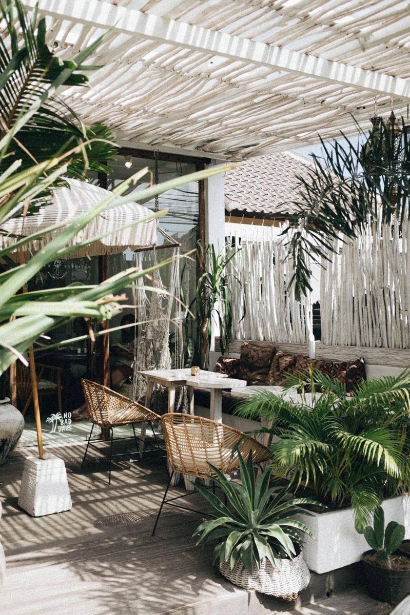 ide kanopi untuk patio (unsplash.com/sonniehiles)