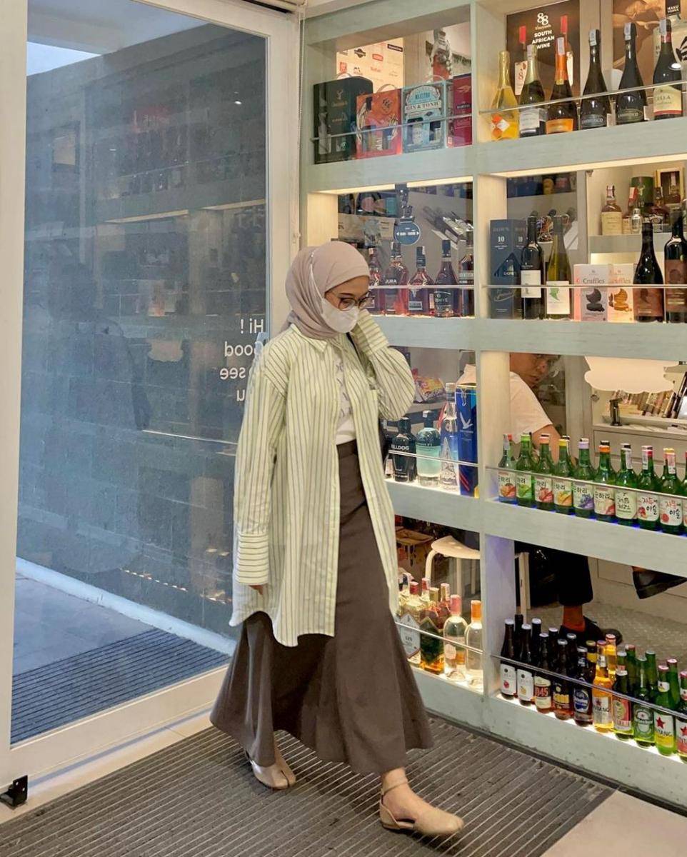 inspirasi padu padan kemeja untuk hijab (instagram.com/fitrahydy)