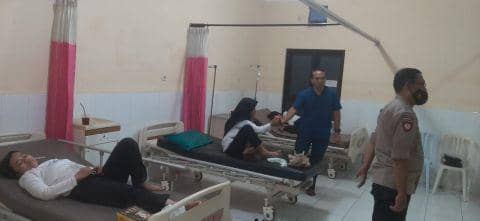 Para mahasiswi UB yang keracunan dibawa ke Puskesmas Wagir. (Dok. PSIK UB)