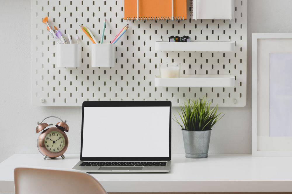 Ide dekorasi meja kerja (pexels.com/bongkarn thanyakij)