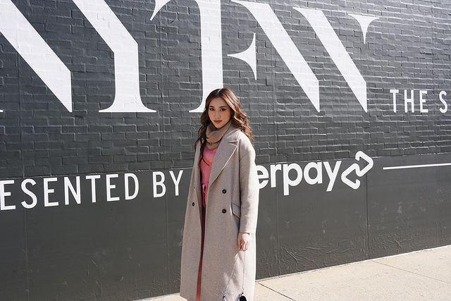 9 Potret Puteri Indonesia 2022 Laksmi Suardana di NYFW F/W23, Menawan!