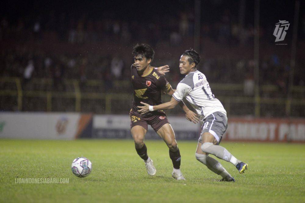 Salah satu momen laga pekan ke-7 BRI Liga 1 2022-23 antara PSM Makassar versus Persib Bandung di Stadion Gelora BJ Habibie Parepare, 29 Agustus 2022. (Dok. PT Liga Indonesia Baru)