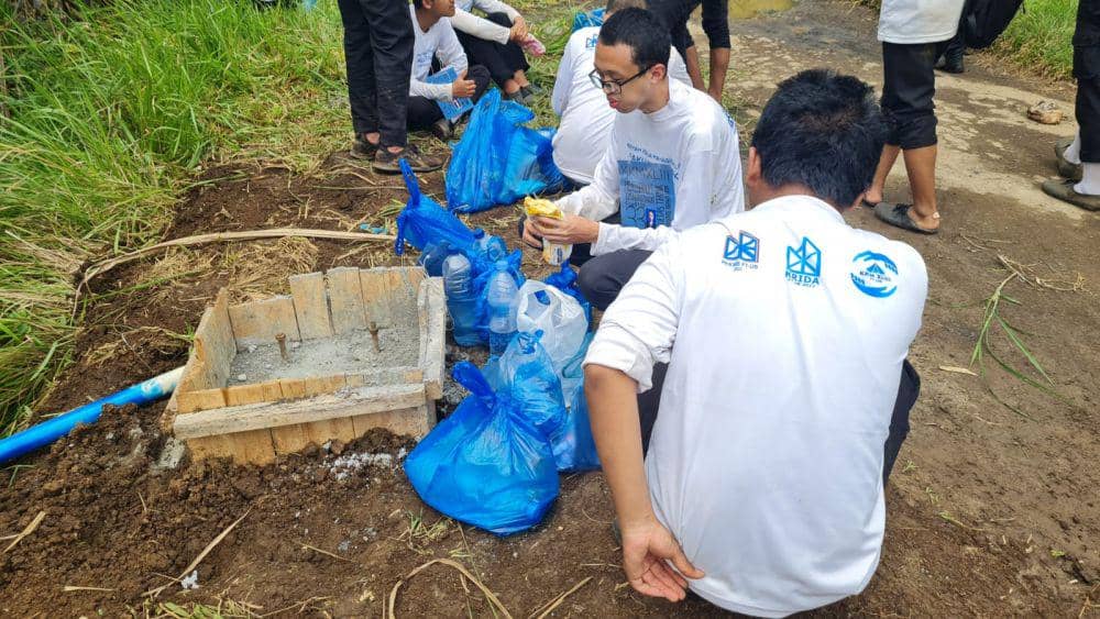 Para mahasiswa UB yang melaksanakan KKM Desa Jedong. (Dok. PSIK UB)