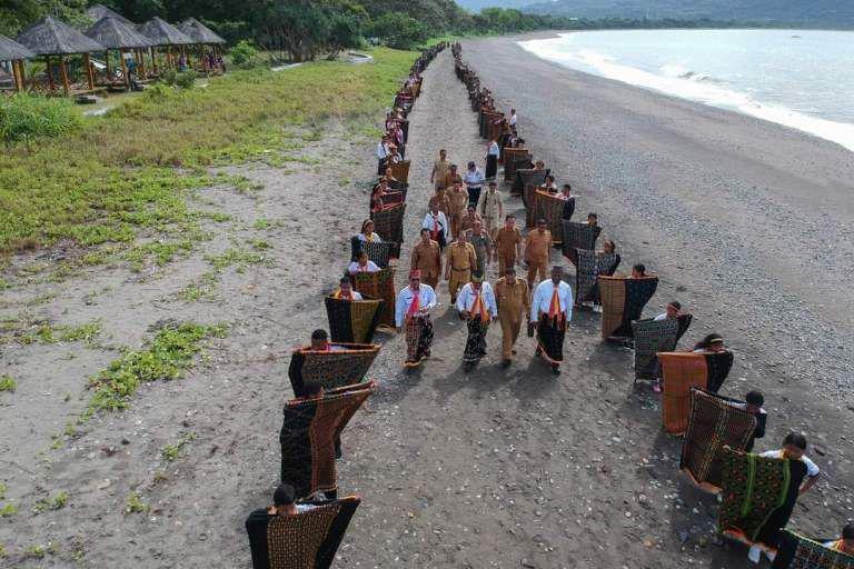 Pemda Matim NTT Gelar Parade 1000 Songke dan Selendang Leros