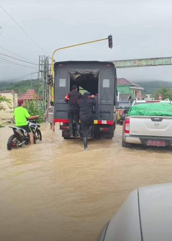 Air menggenangi jalan di Kabupaten Sumbawa Barat. (dok. Istimewa)