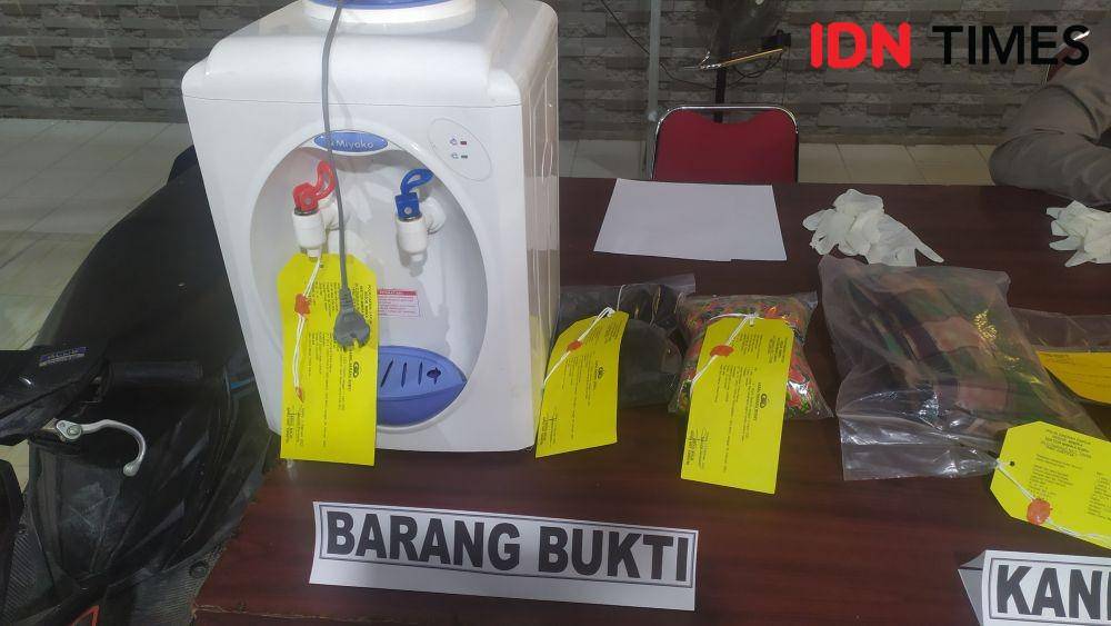 Barang bukti yang dihadirkan dalam press release, IDN Times/ Ricky Lodar