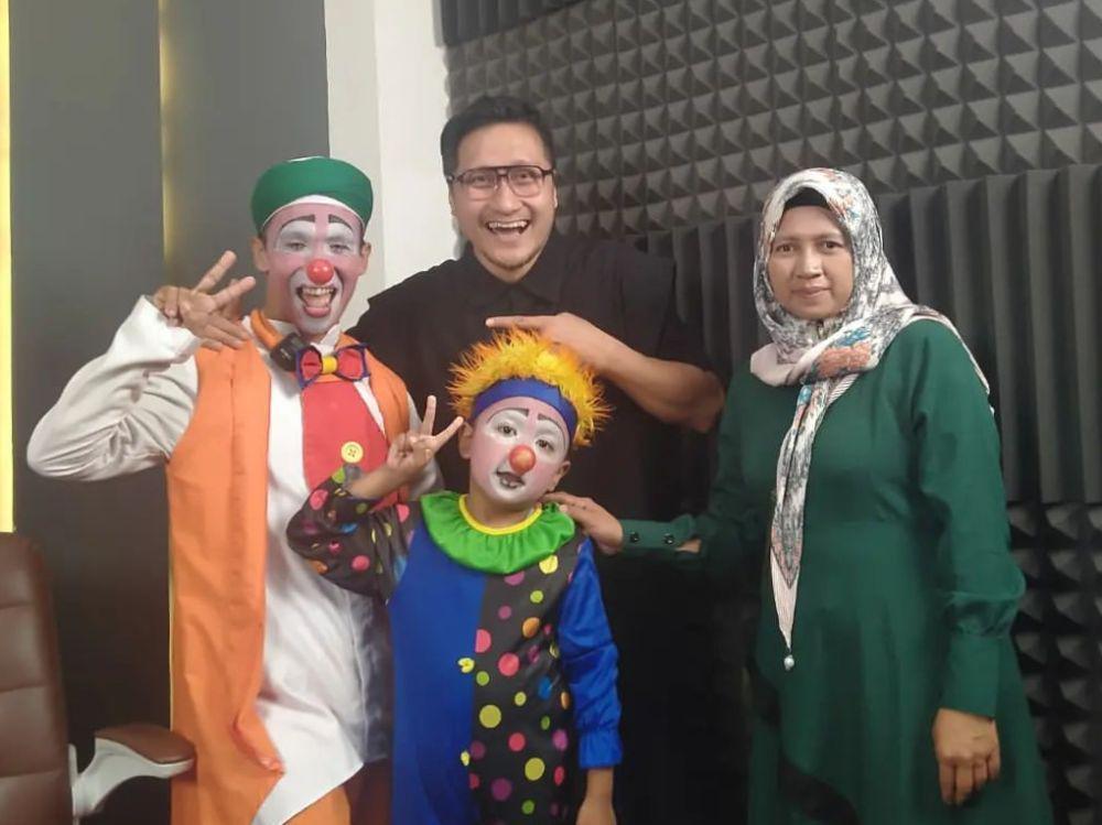 10 Potret Ustaz Yahya, Badut Syariah yang Dikenal di Kalangan Artis