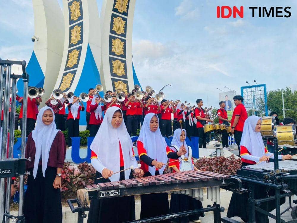 Penampilan Grup Marching Band Gita Handayani dalam penggalangan dana untuk korban Gempa Turki-Suriah, di Bundaran Simpang Lima, Kota Banda Aceh, Aceh. (Dokumentasi untuk IDN Times)