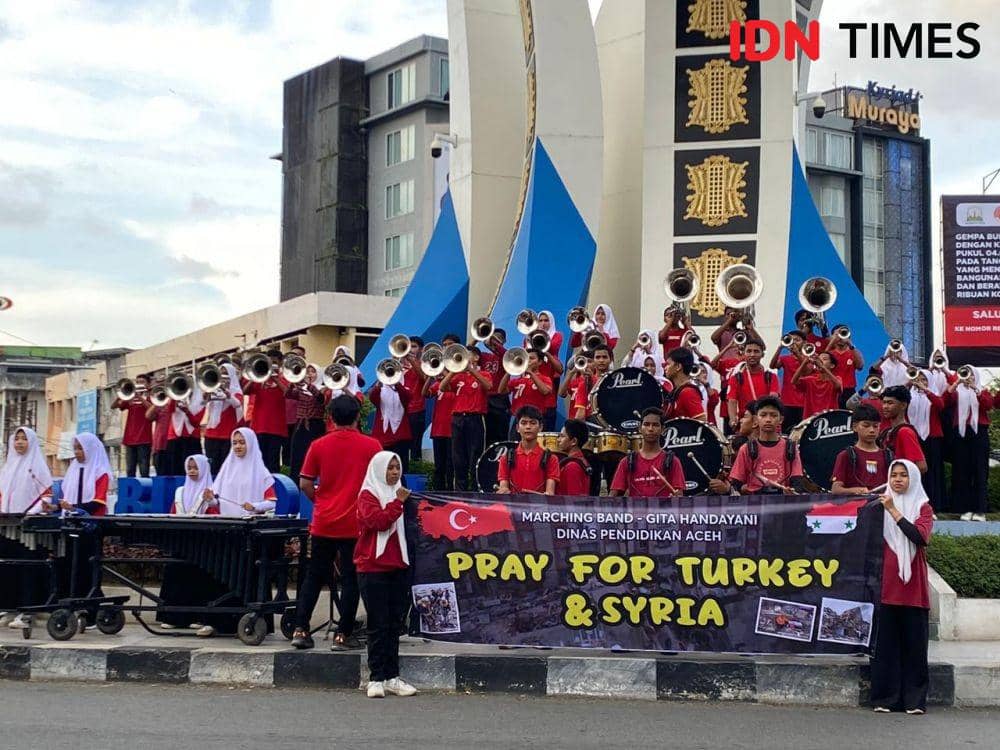 Penampilan Grup Marching Band Gita Handayani dalam penggalangan dana untuk korban Gempa Turki-Suriah, di Bundaran Simpang Lima, Kota Banda Aceh, Aceh. (Dokumentasi untuk IDN Times)