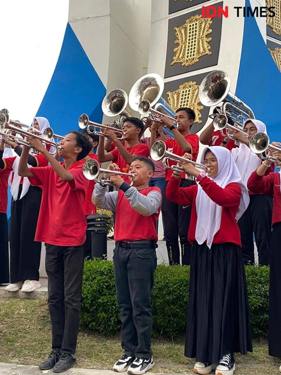 Penampilan Grup Marching Band Gita Handayani dalam penggalangan dana untuk korban Gempa Turki-Suriah, di Bundaran Simpang Lima, Kota Banda Aceh, Aceh. (Dokumentasi untuk IDN Times)