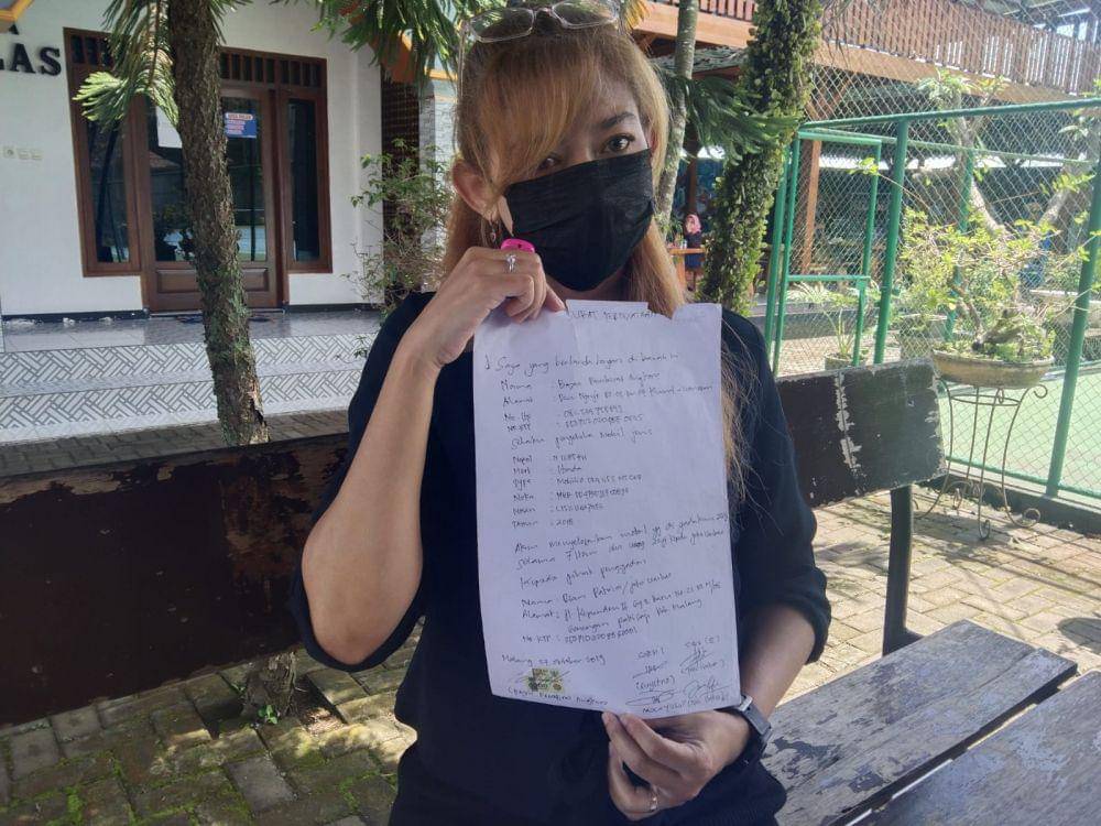 Korban UU ITE karena menagih utang di Facebook, Dian Patria Arum Sari saat menunjukkan surat utang-piutang dengan Bayu. (IDN Times/Rizal Adhi Pratama)