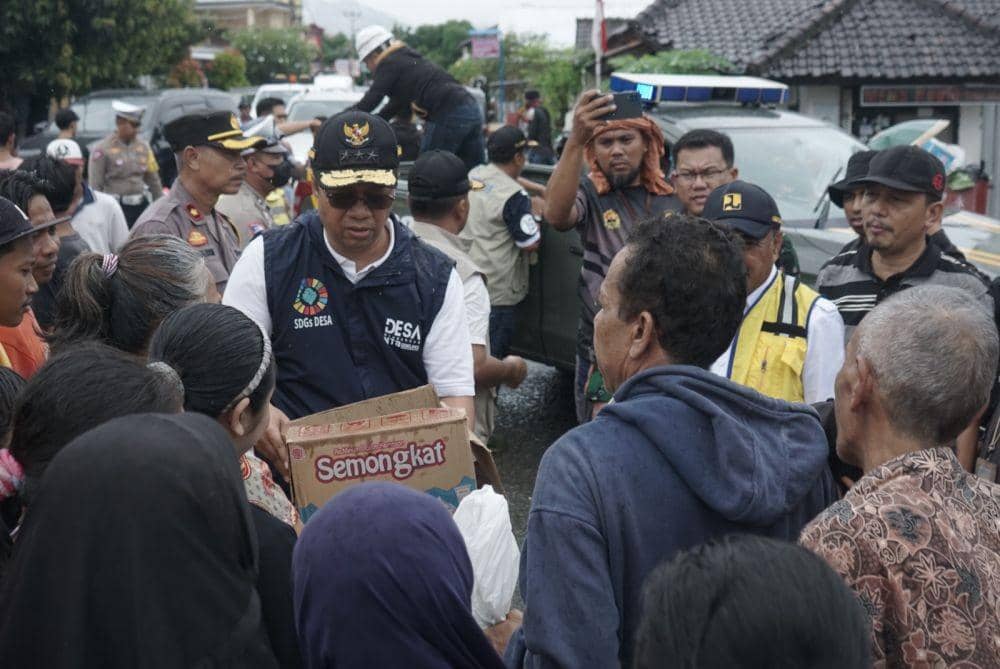 Gubernur NTB Zulkieflimansyah memberikan bantuan kepada korban banjir di Kabupaten Sumbawa Barat. (dok. Diskominfotik NTB)