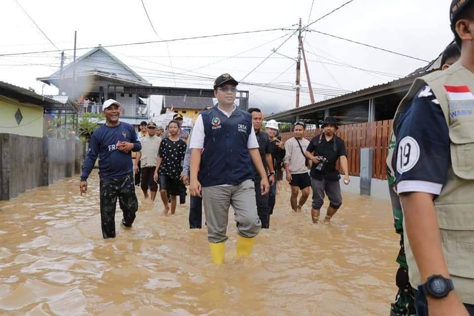Gubernur NTB Zulkieflimansyah meninjau korban banjir bandang di Kabupaten Sumbawa Barat, Selasa (14/2/2023). (dok. Diskominfotik NTB)